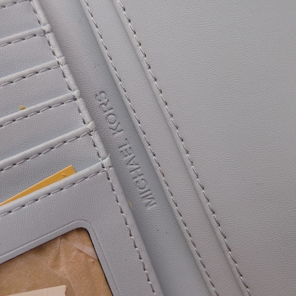 Michael Kors Jet Set Girls Passport Case - Picture 7 of 13